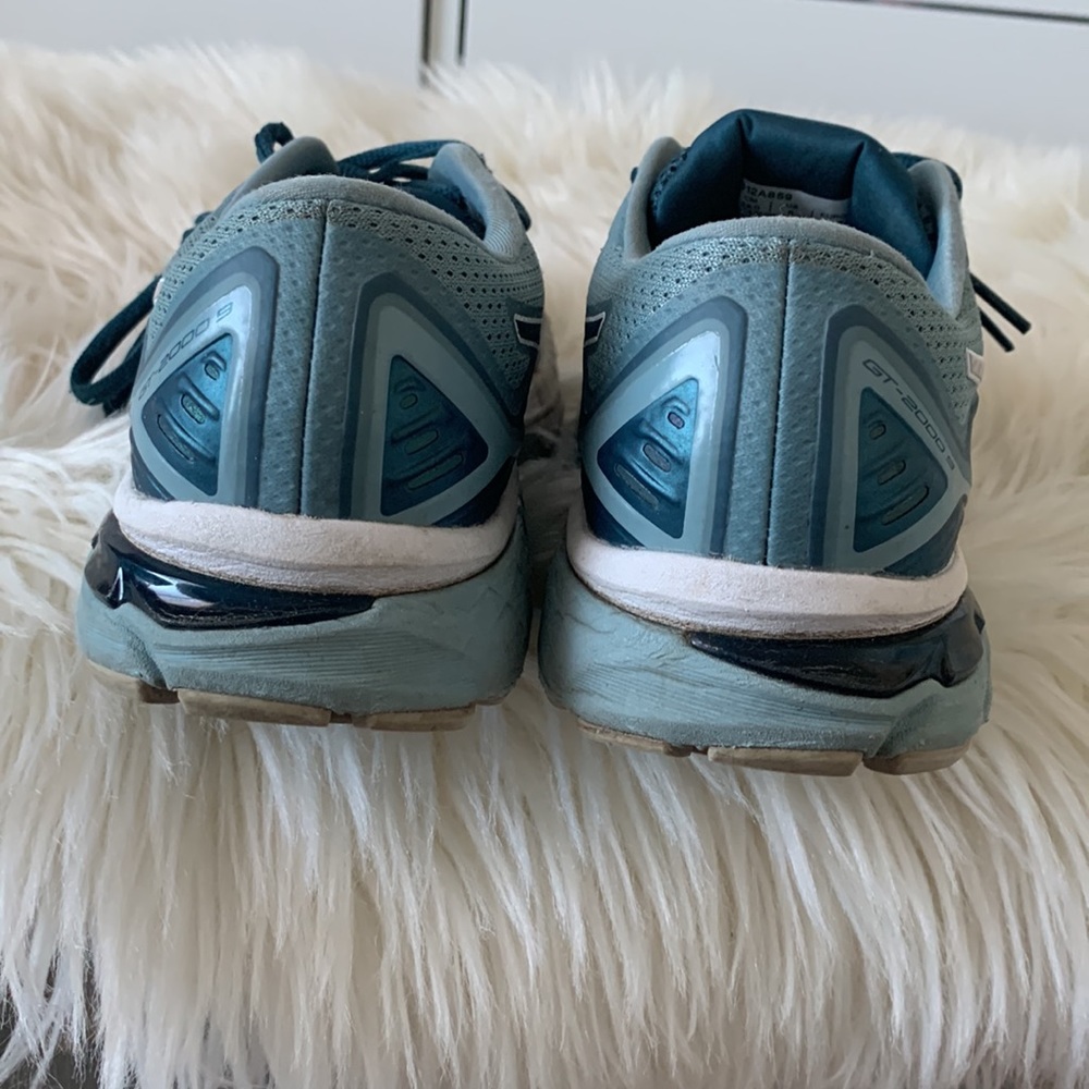 ASICS - Picture 2 of 3